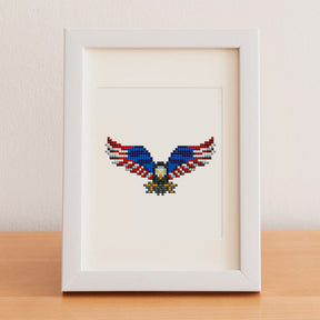 Framed diamond painting of an eagle with spread wings in USA colors, showcasing Mini Kunst.