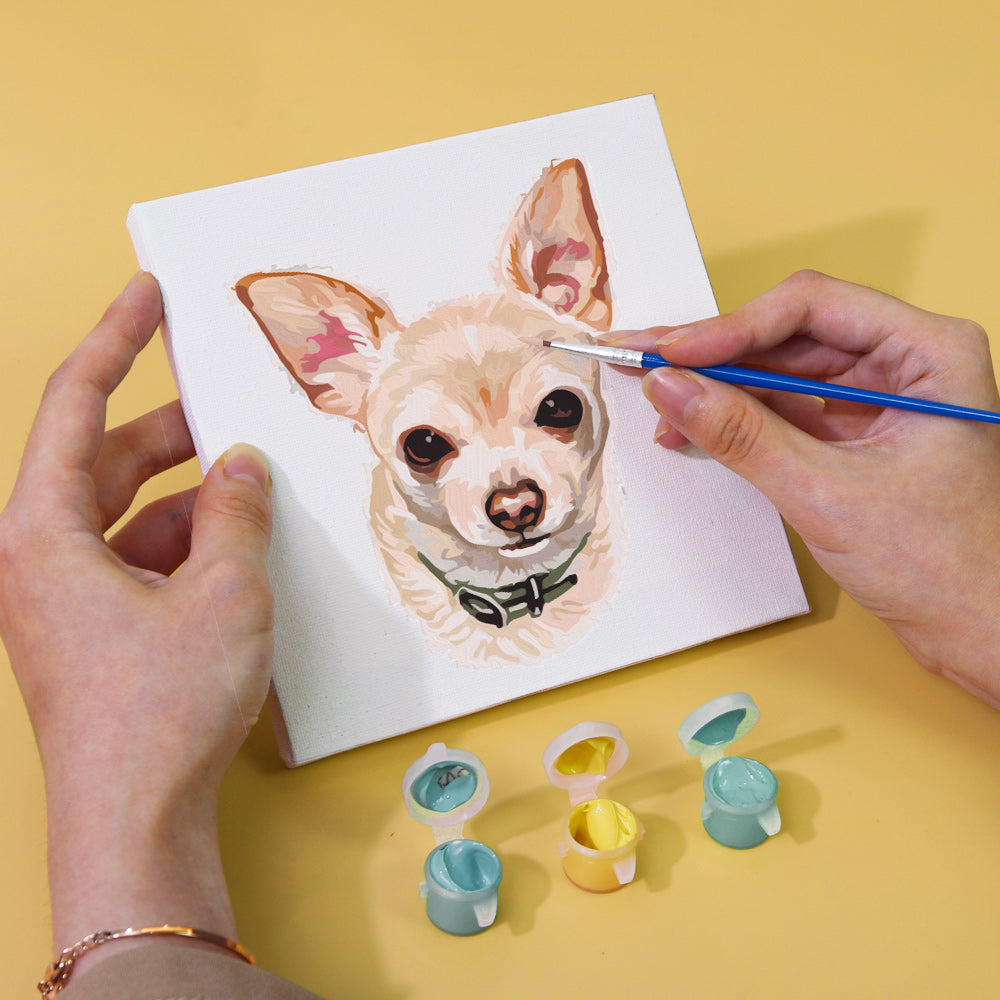 Person painting a Chihuahua on a canvas with Mini Kunst paint set from Hunde Edition Zwei 6er SET - Malen nach Zahlen