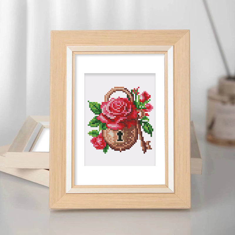 Framed Love Edition Mini Kunst Diamond Painting with heart-shaped lock and roses.